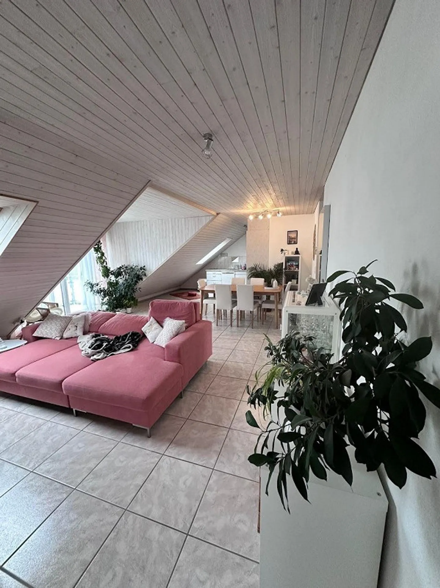 Sunny quiet 2.5 - 3 room apartment with a view - Photo 1 of 12