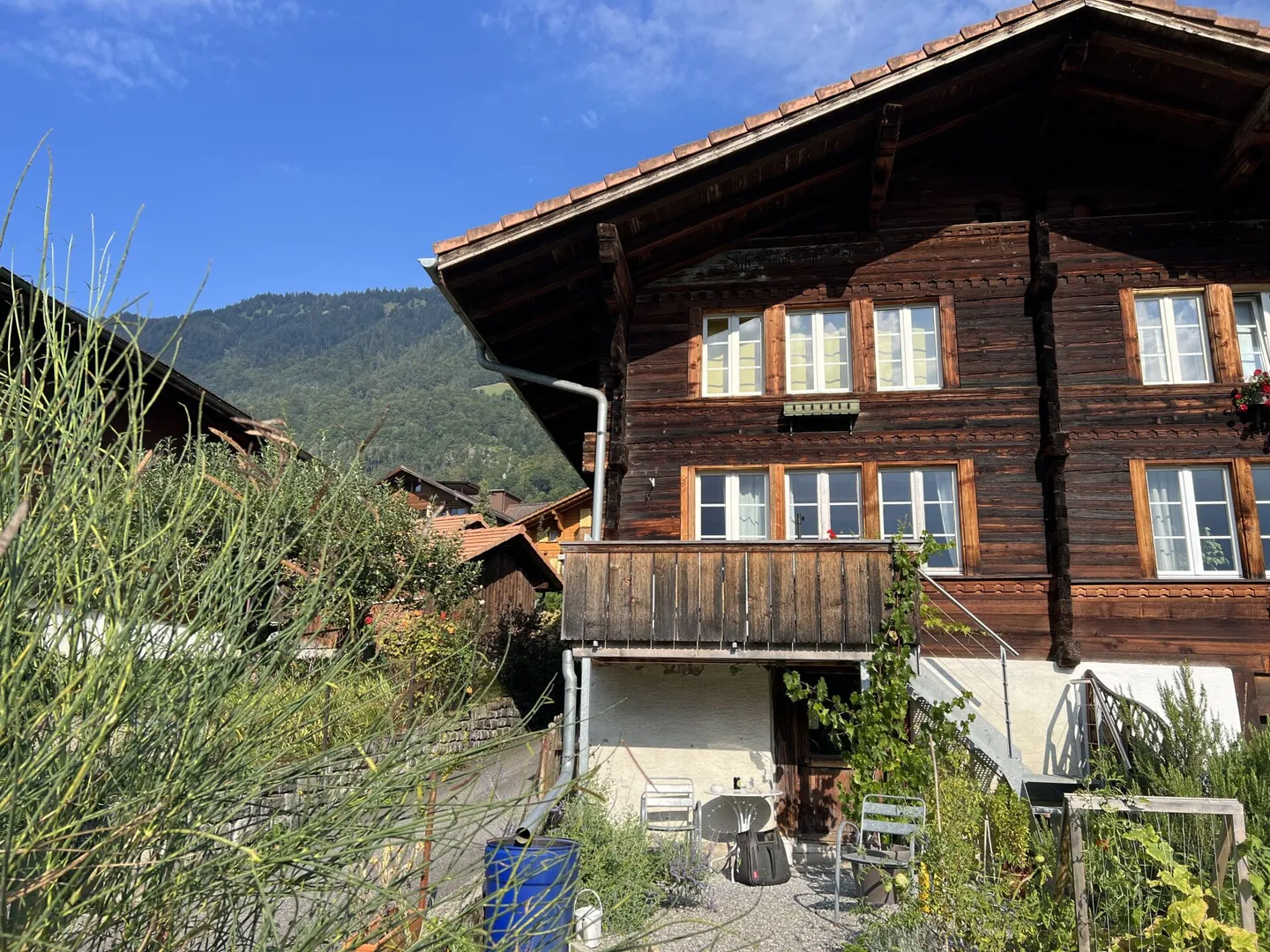 Casa bifamiliare, posizione soleggiata con vista sulle montagne nel bellissimo Oberland bernese - Foto 1 di 17