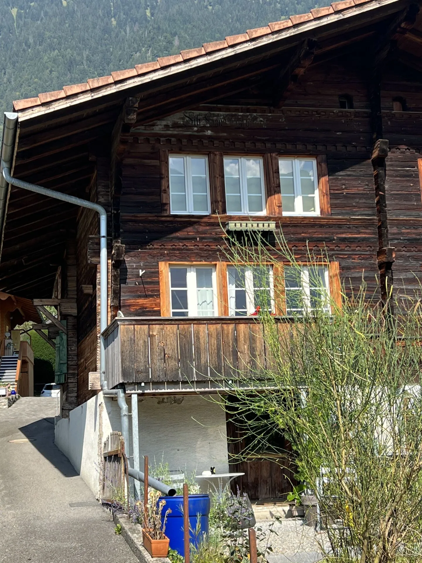 Casa bifamiliare, posizione soleggiata con vista sulle montagne nel bellissimo Oberland bernese - Foto 9 di 17