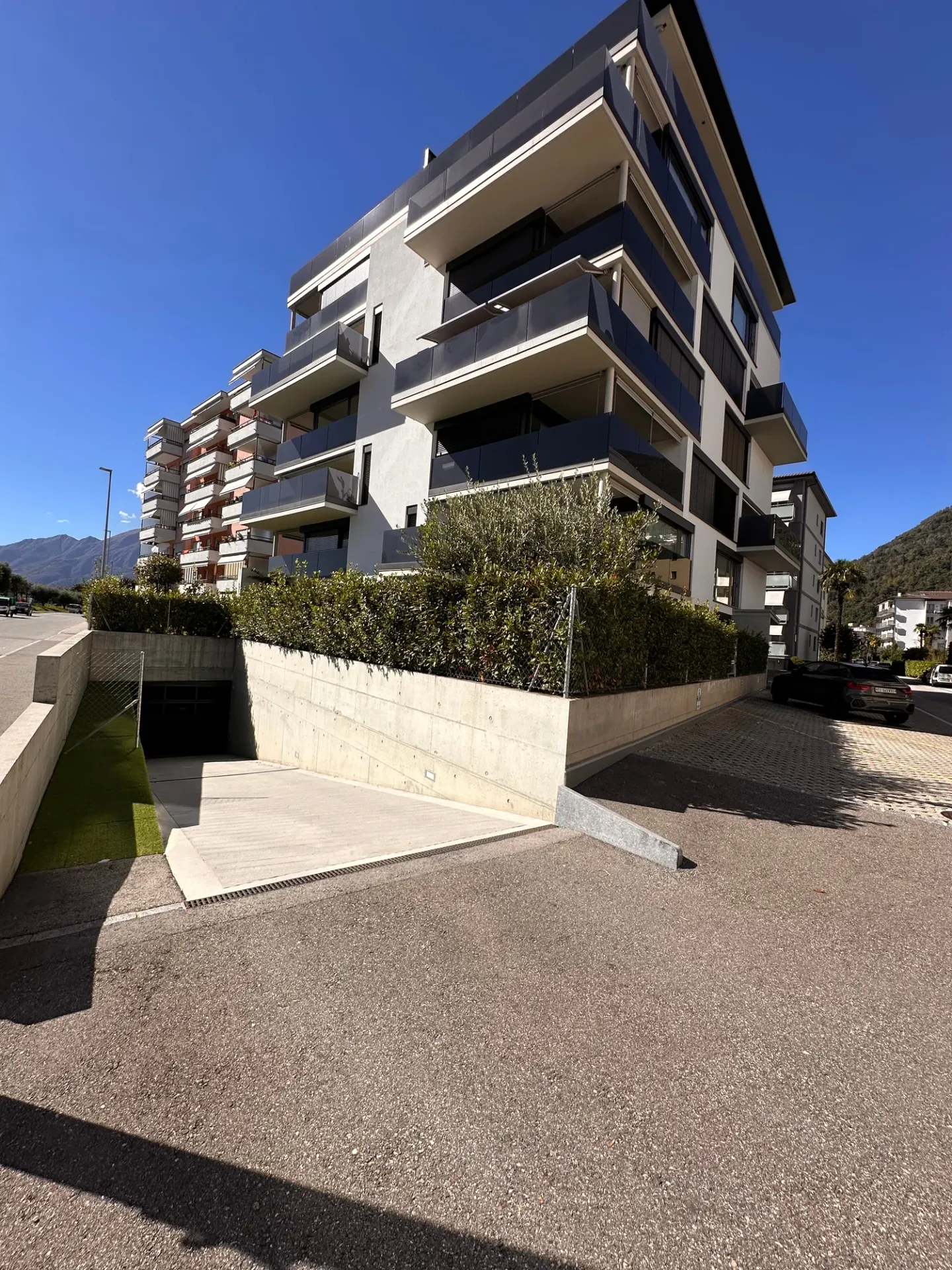 Modernes Penthouse mit 40 m² Terrasse und Panoramablick über Locarno - Foto 1 von 27