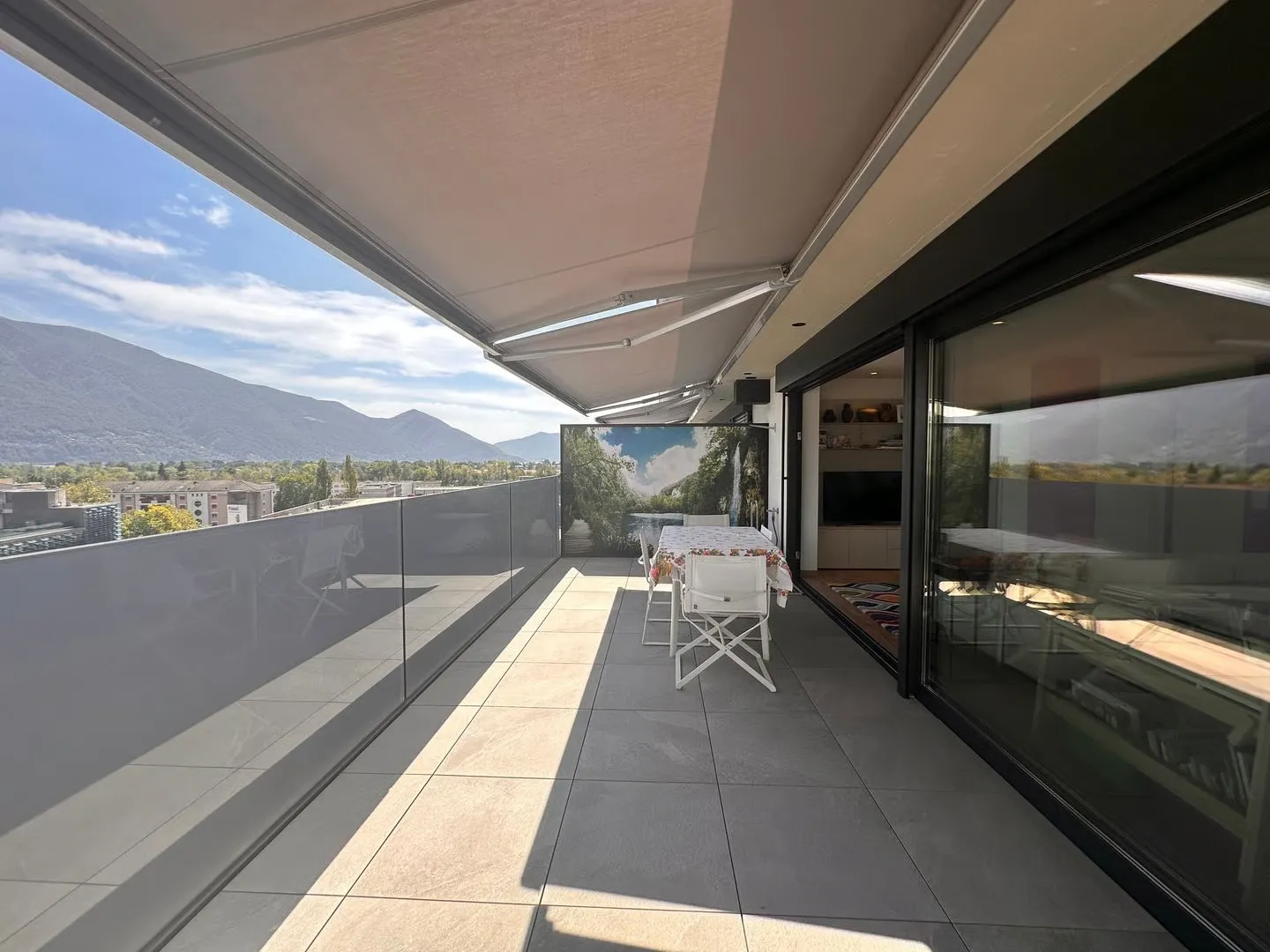 Modernes Penthouse mit 40 m² Terrasse und Panoramablick über Locarno - Foto 2 von 27