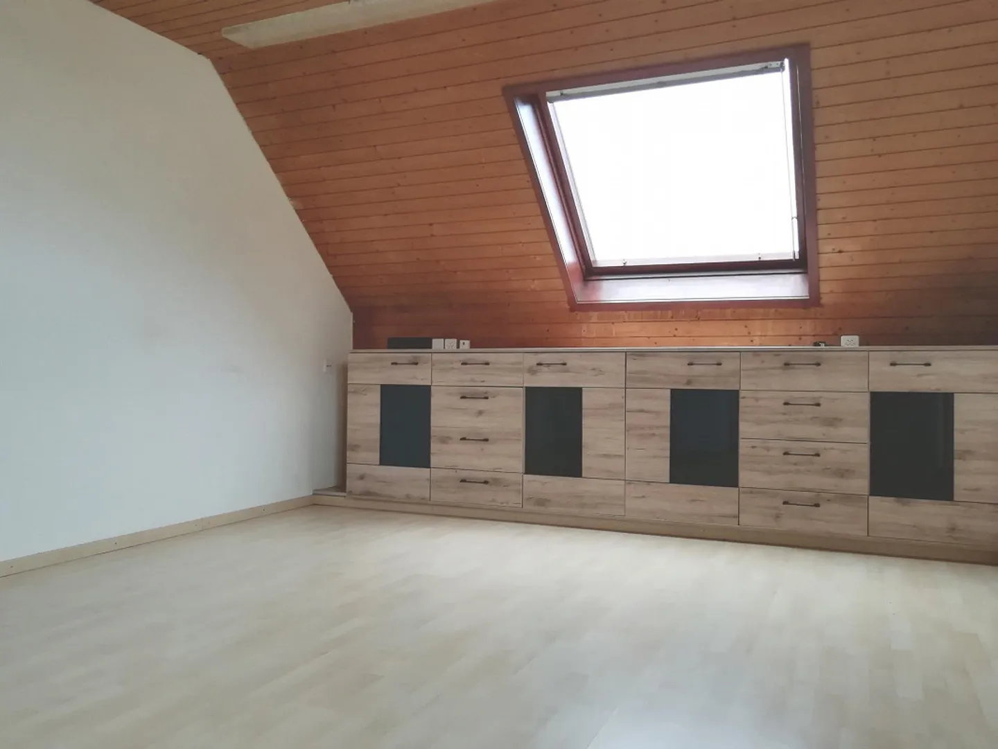 2.5 Cozy Attic Apartment with Fireplace - Photo 4 of 12