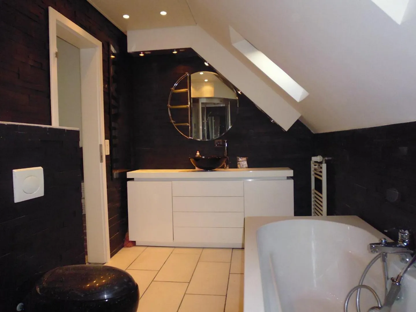 2.5 Cozy Attic Apartment with Fireplace - Photo 6 of 12