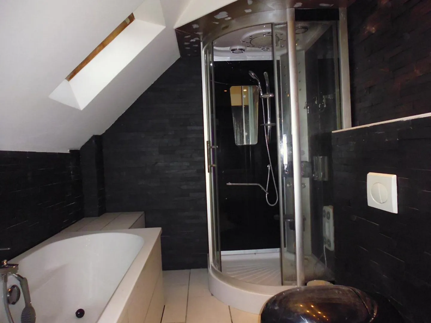 2.5 Cozy Attic Apartment with Fireplace - Photo 8 of 12