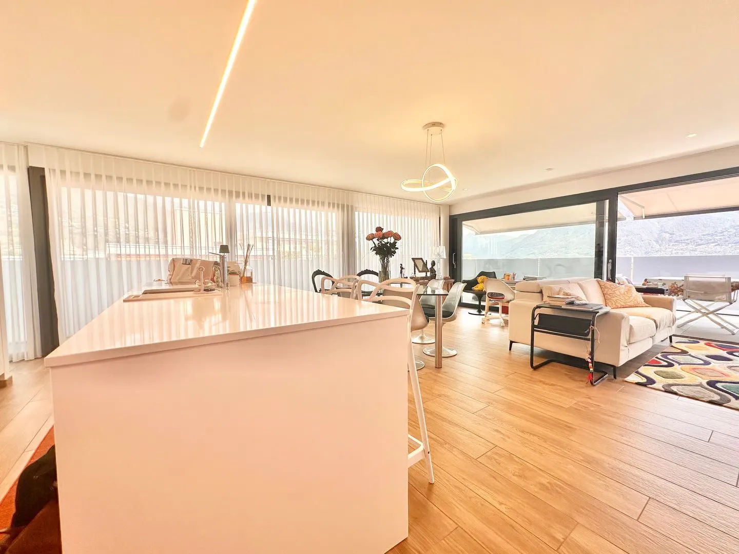 Modernes Penthouse mit 40 m² Terrasse und Panoramablick über Locarno - Foto 12 von 27