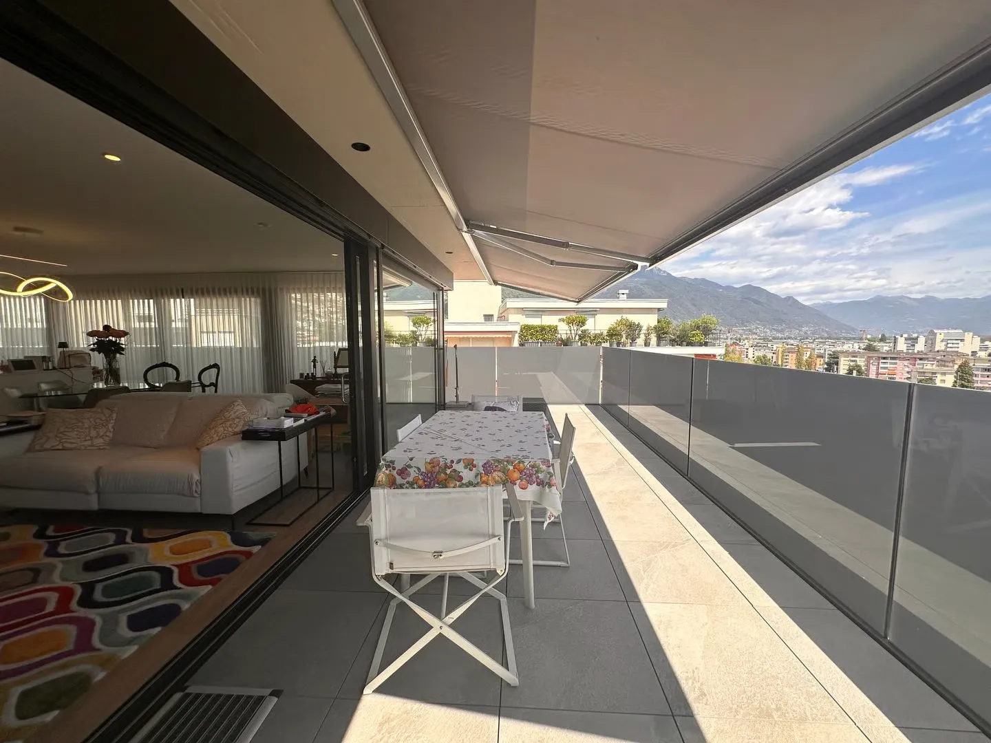 Modernes Penthouse mit 40 m² Terrasse und Panoramablick über Locarno - Foto 23 von 27