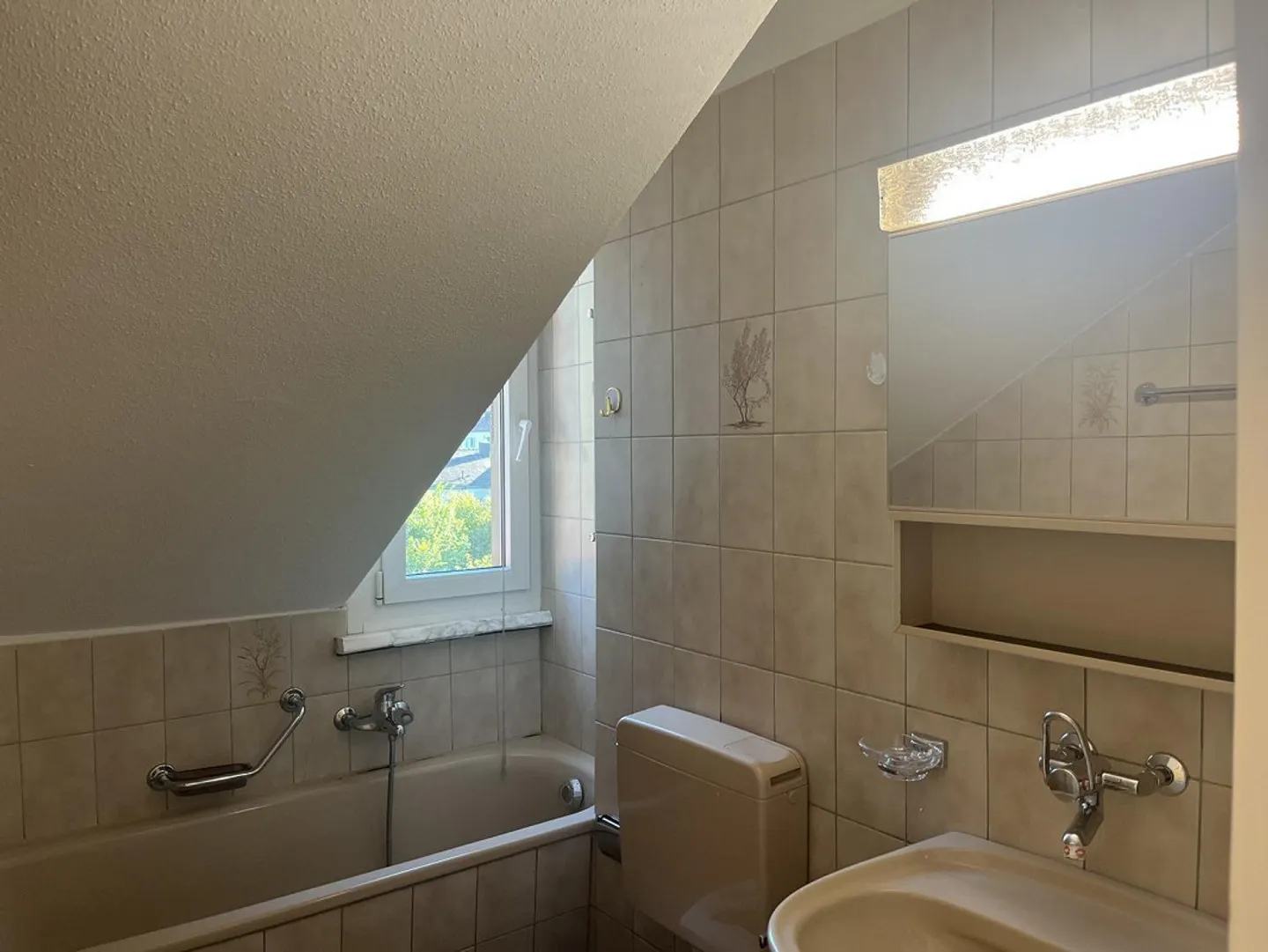Affordable Apartment for Singles in a Quiet and Central Location - Photo 3 of 5