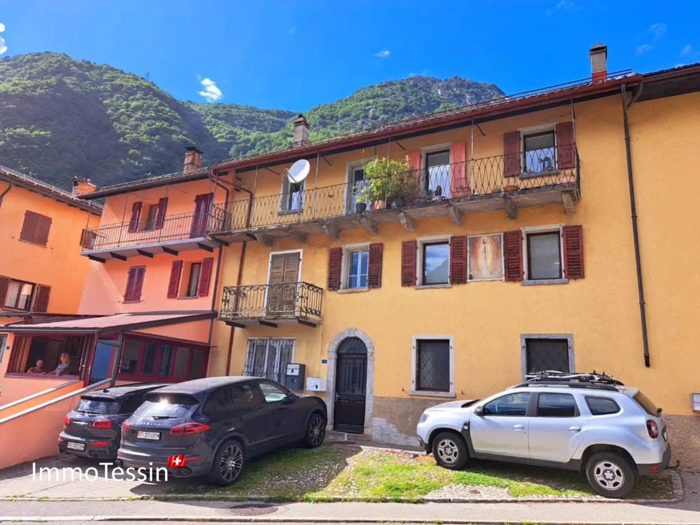 5.1% DI RENDIMENTO: Piccolo condominio di 3 appartamenti vicino a Bellinzona a prezzo top - Foto 1 di 13