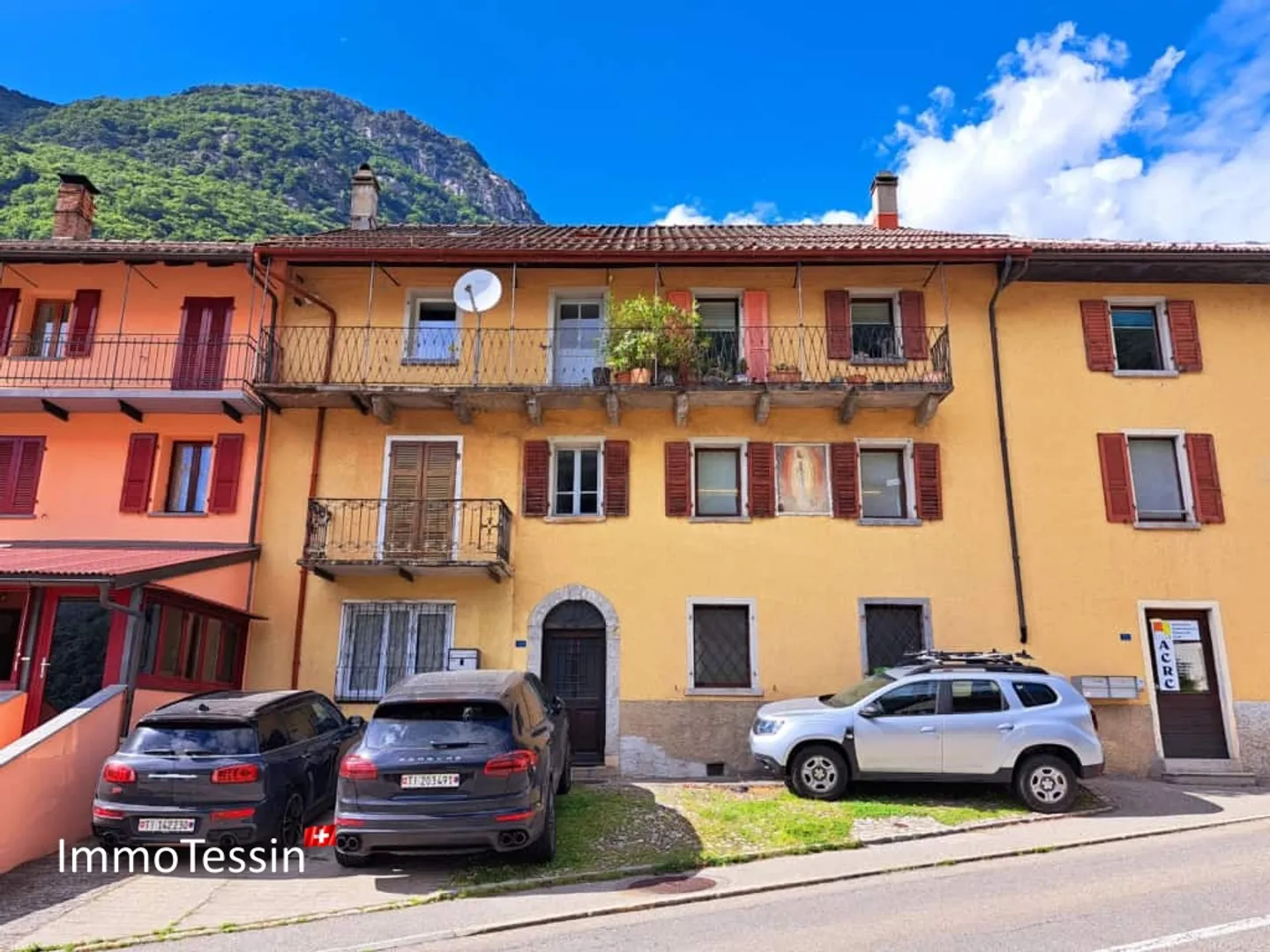 5.1% DI RENDIMENTO: Piccolo condominio di 3 appartamenti vicino a Bellinzona a prezzo top - Foto 2 di 13