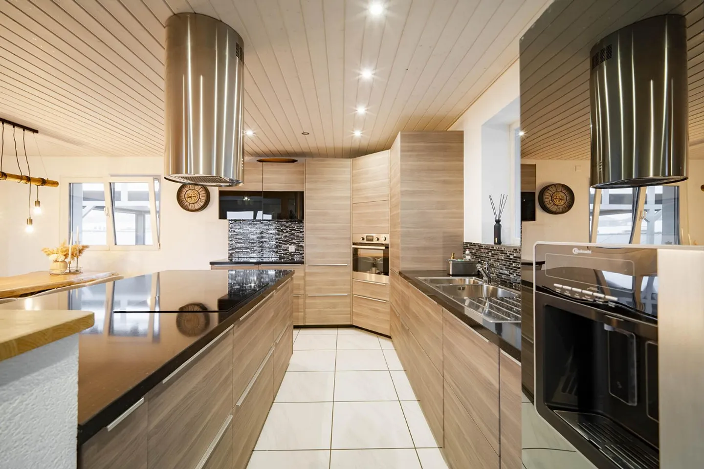 Spacious Maisonette Apartment with Panoramic Views and Modern Amenities - Photo 3 of 7