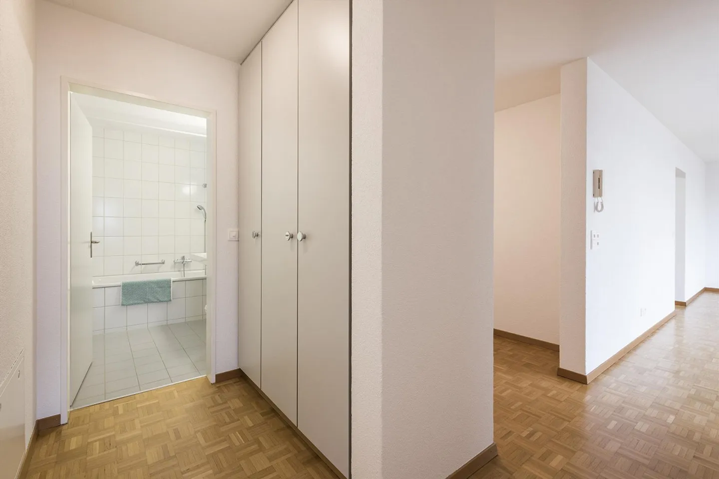 Grosse Dachterrasse mit Alpensicht - Ihr neues zu Hause wartet! - Foto 6 von 9