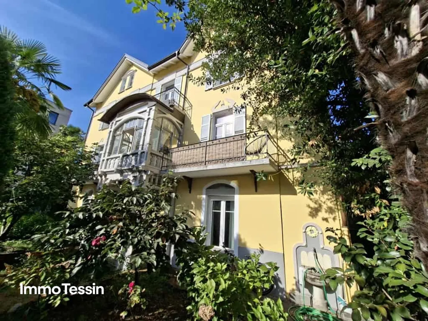 PROPRIÉTÉ LOCATIVE : Élégante villa Art Nouveau rénovée avec 6 appartements et jardin dans un emplacement central de premier choix à Muralto - Photo 1 sur 13