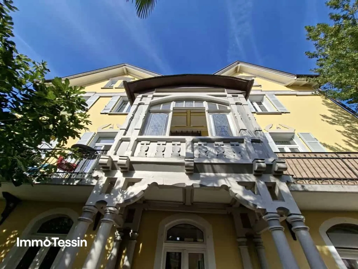 PROPRIÉTÉ LOCATIVE : Élégante villa Art Nouveau rénovée avec 6 appartements et jardin dans un emplacement central de premier choix à Muralto - Photo 3 sur 13