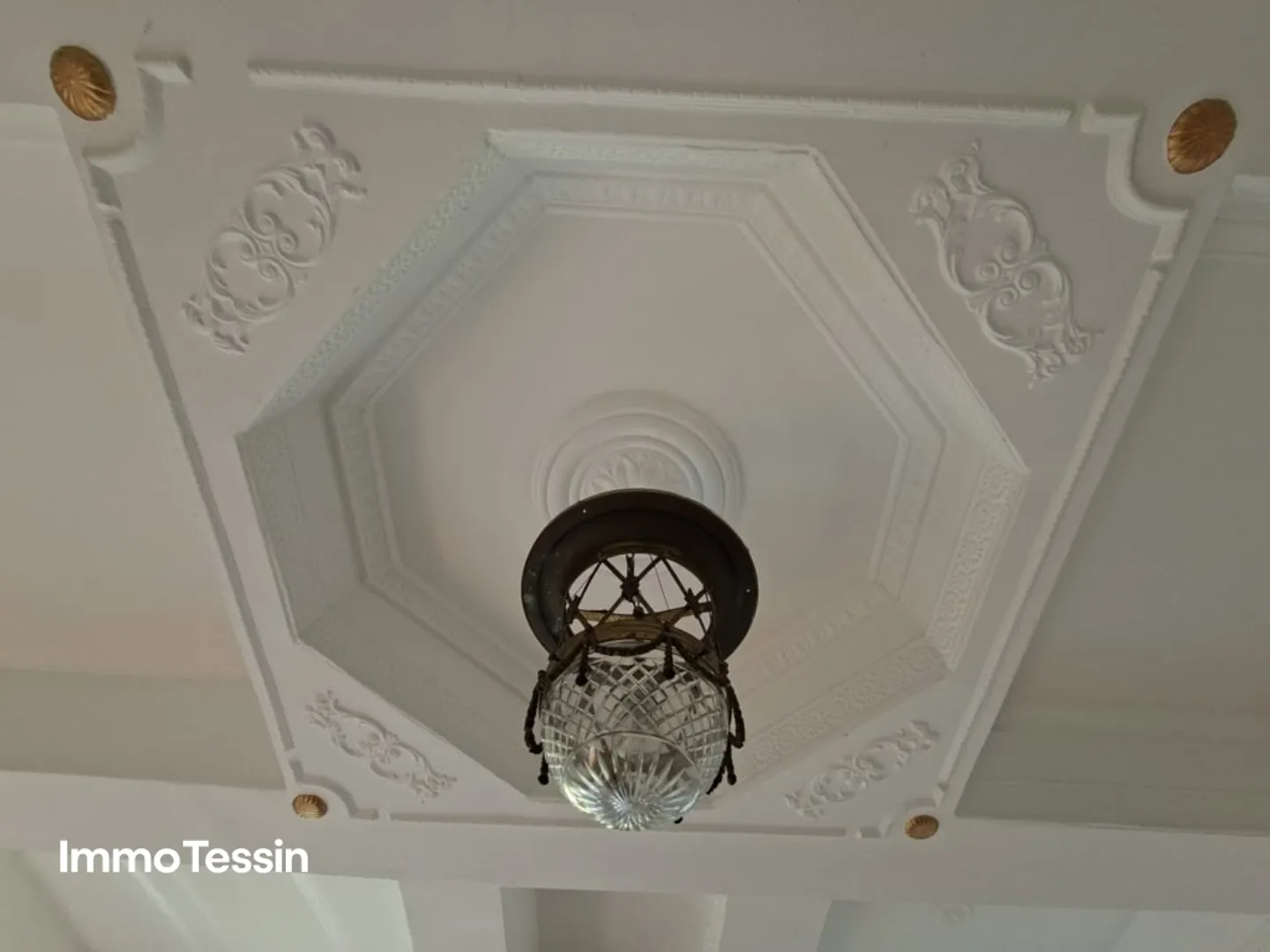 PROPRIÉTÉ LOCATIVE : Élégante villa Art Nouveau rénovée avec 6 appartements et jardin dans un emplacement central de premier choix à Muralto - Photo 10 sur 13