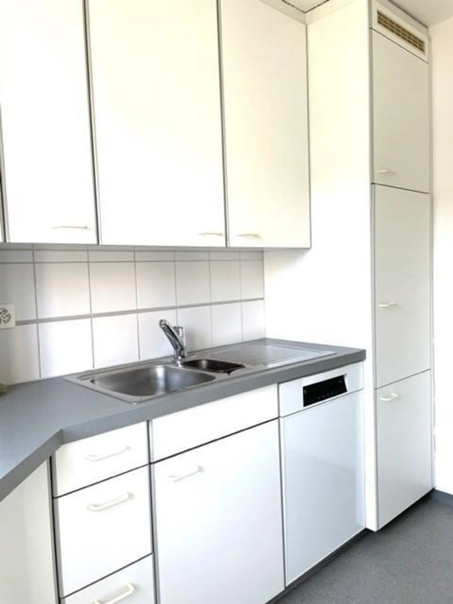 Luminoso appartamento di 3 stanze a Wettingen - Foto 3 di 9