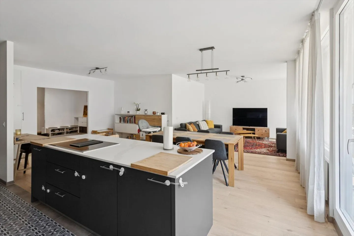 Spacious and bright crossing apartment - Photo 2 of 12