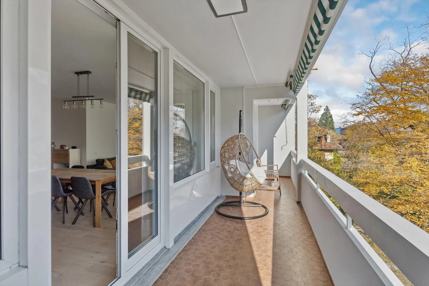 Spacious and bright crossing apartment - Photo 3 of 12