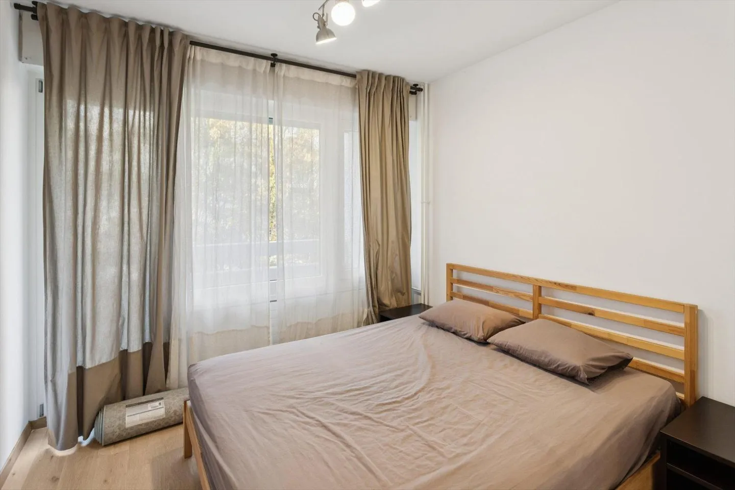 Spacious and bright crossing apartment - Photo 9 of 12