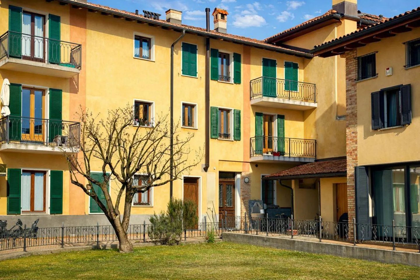 Appartement caractéristique de 2,5 pièces dans une zone desservie - Photo 1 sur 13