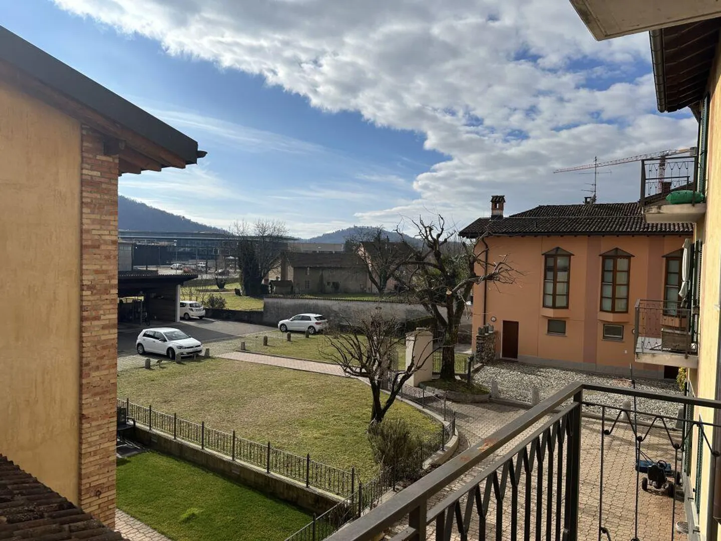 Appartement caractéristique de 2,5 pièces dans une zone desservie - Photo 2 sur 13