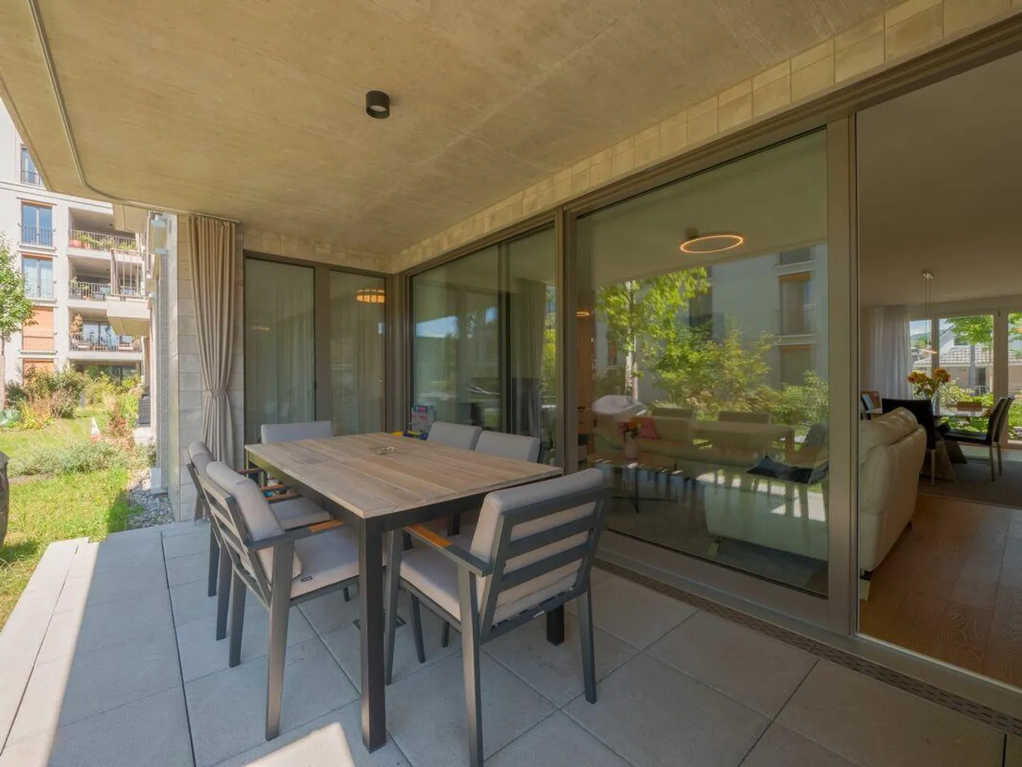 Vivere con giardino: nuovo appartamento di 4,5 stanze in posizione privilegiata - Foto 2 di 12