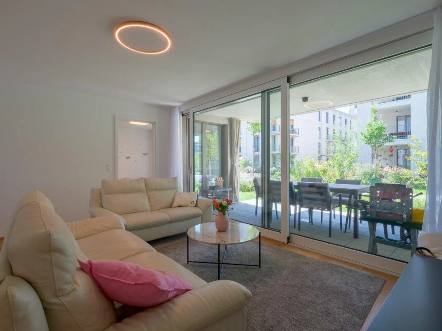 Vivere con giardino: nuovo appartamento di 4,5 stanze in posizione privilegiata - Foto 1 di 12