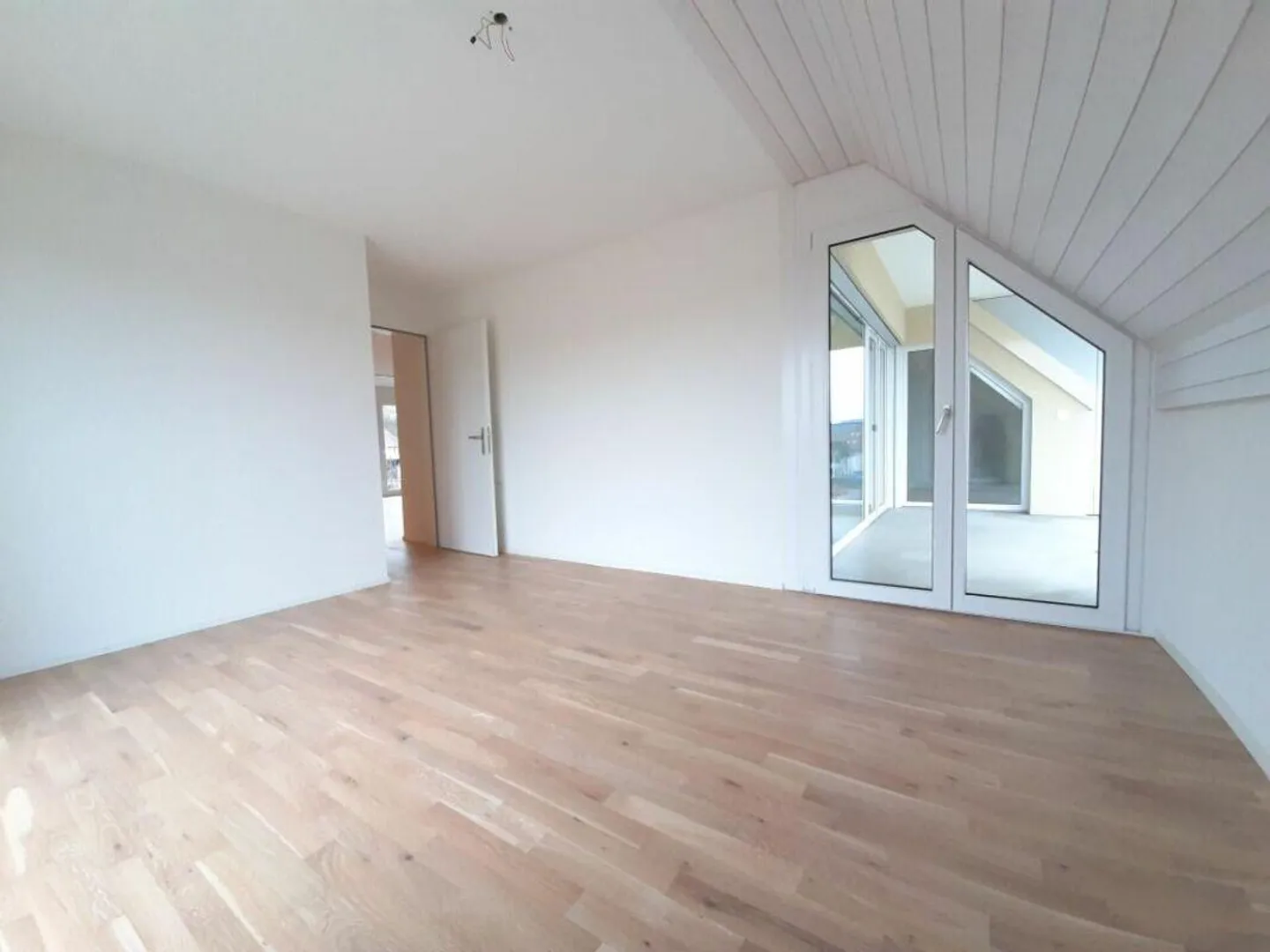Grosszügige 4.5-Zimmer-Dachwohnung im Zentrum von Madiswil - Foto 3 von 8