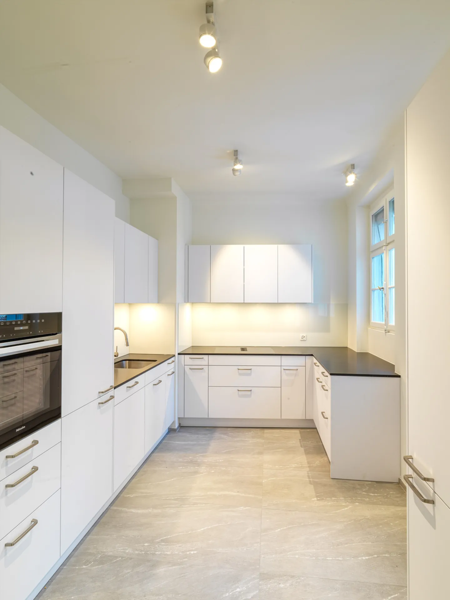 Stylish old building classic in Gellert - Photo 8 of 13