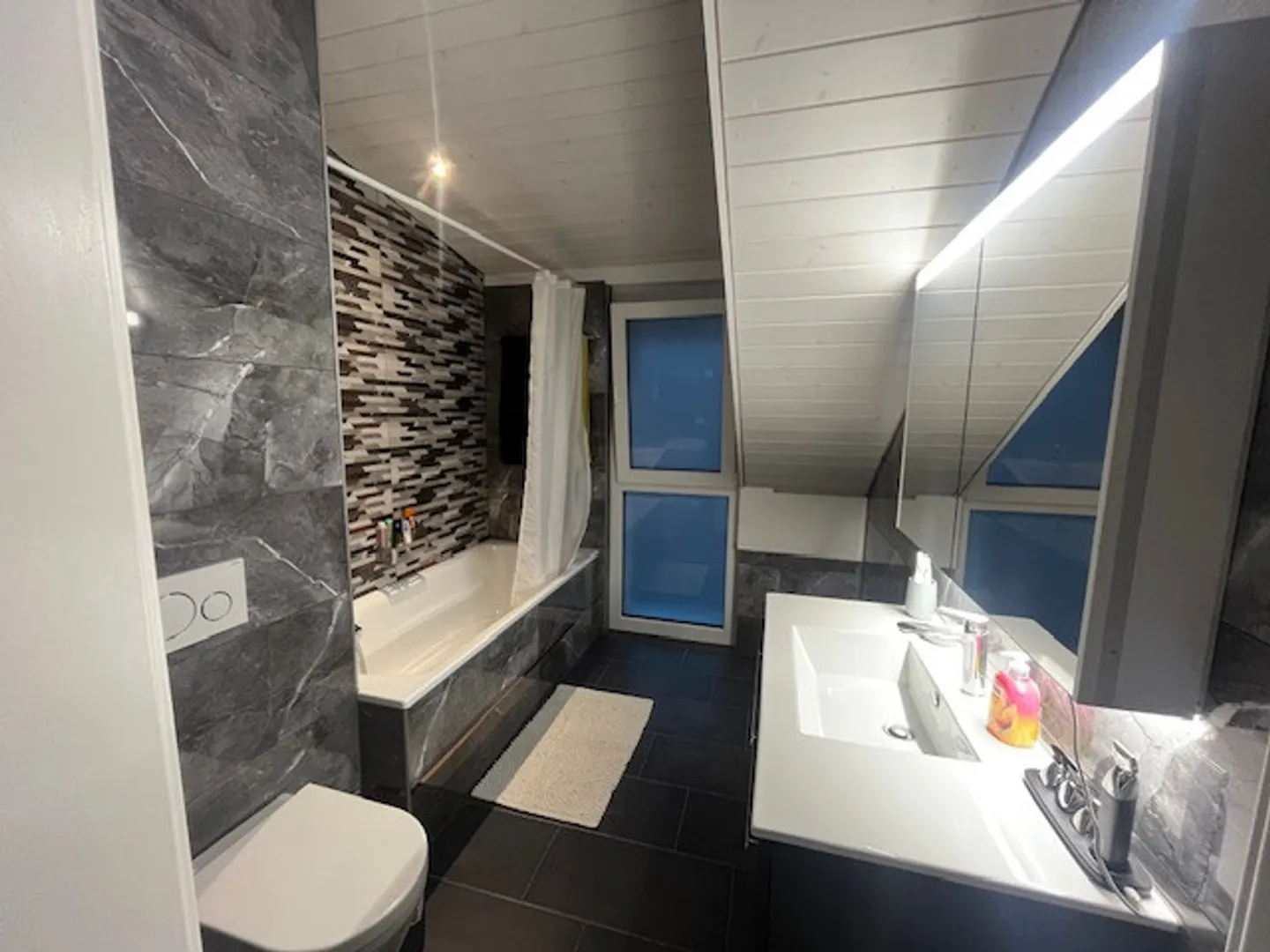 Wunderschön - Letzte Etage mit überdachtem Balkon - Foto 6 von 7