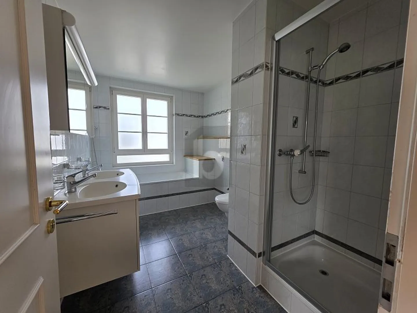 IMMEUBLE RÉSIDENTIEL AVEC PARCELLE CONSTRUCTIBLE - Foto 5 di 6