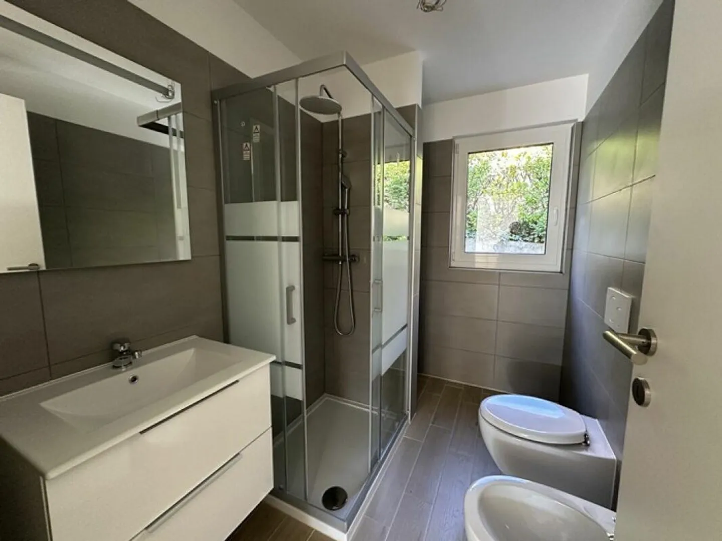 Modernes und helles 3,5-Zimmer-Apartment mit privatem Garten und großer Terrasse - Foto 10 von 14