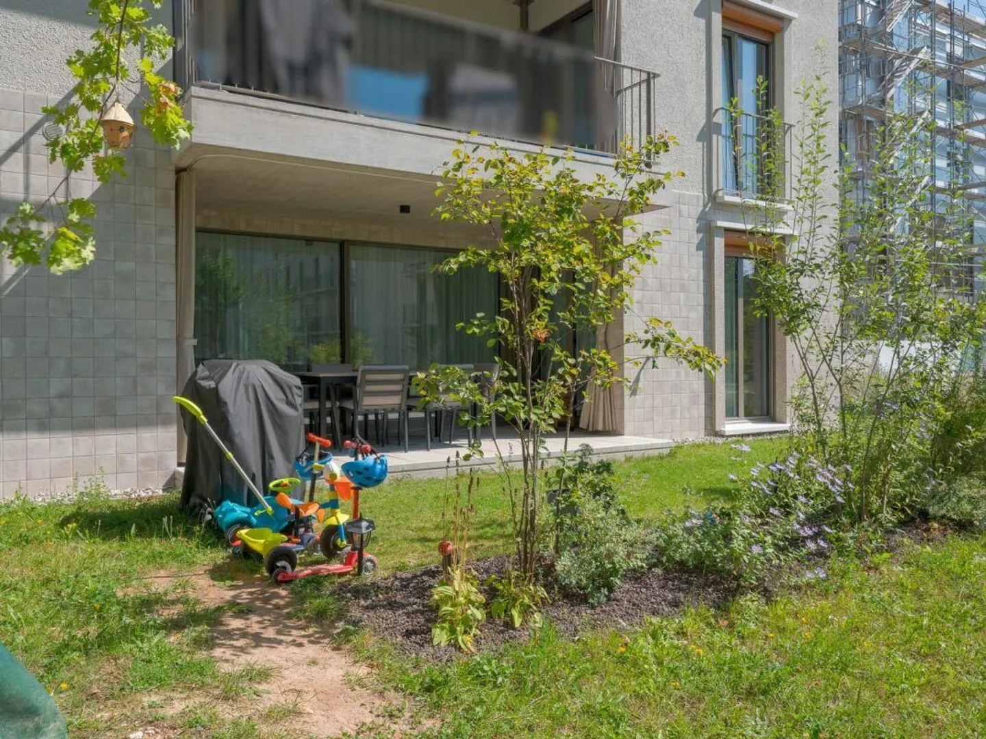 Vivere con giardino: nuovo appartamento di 4,5 stanze in posizione privilegiata - Foto 11 di 12
