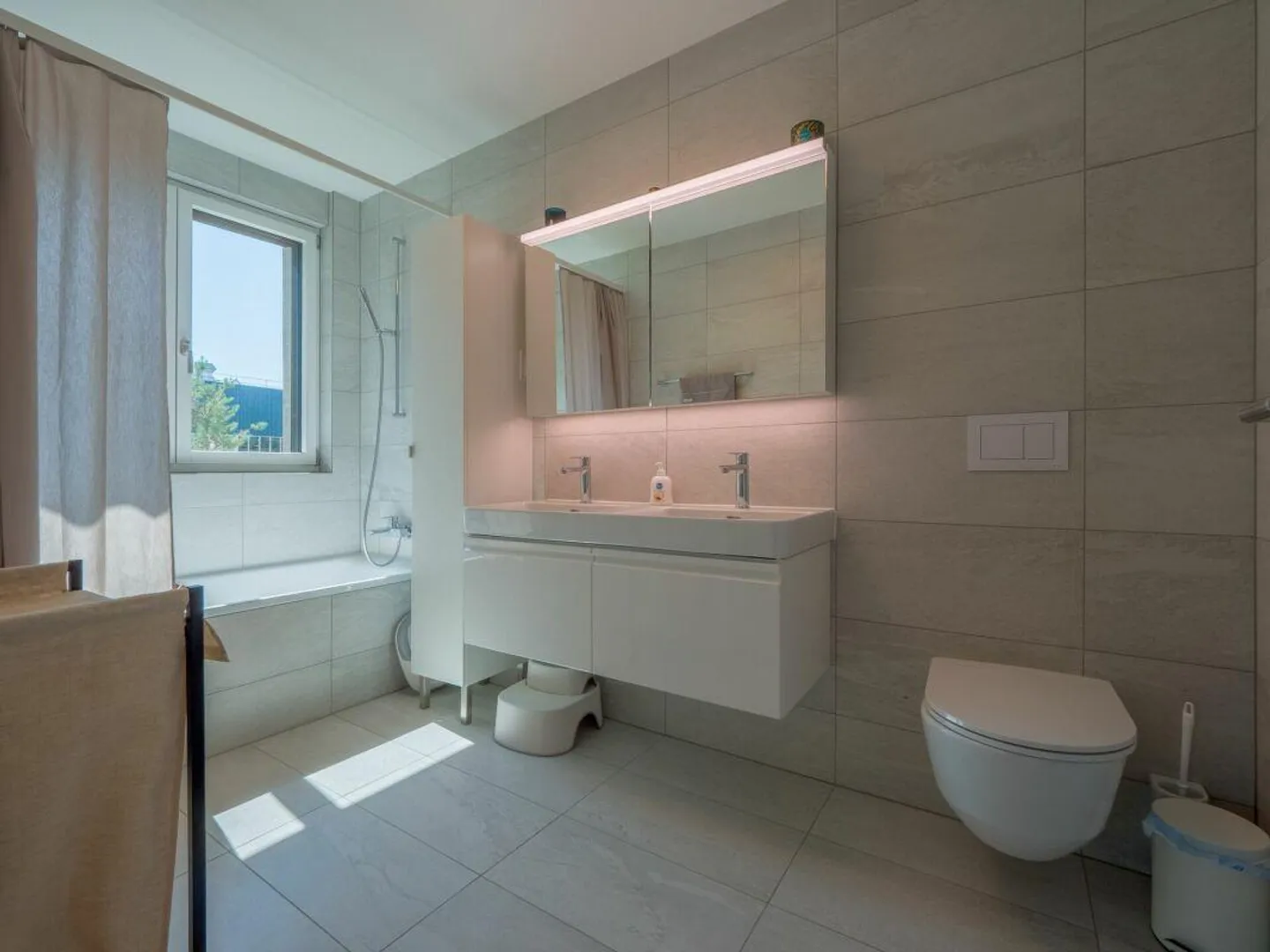 Vivere con giardino: nuovo appartamento di 4,5 stanze in posizione privilegiata - Foto 7 di 12