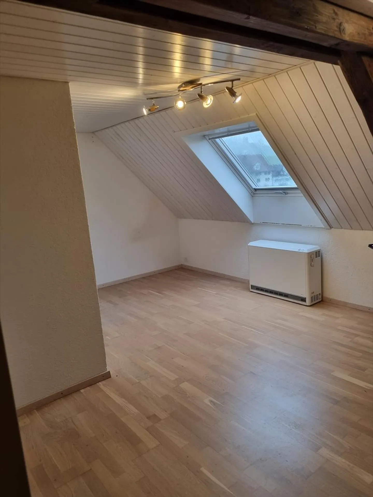 Charming 2.5-room attic apartment with plenty of light and view - Photo 2 of 7