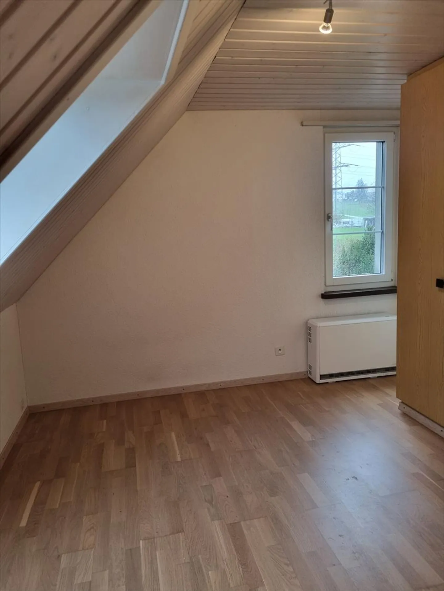 Charming 2.5-room attic apartment with plenty of light and view - Photo 5 of 7