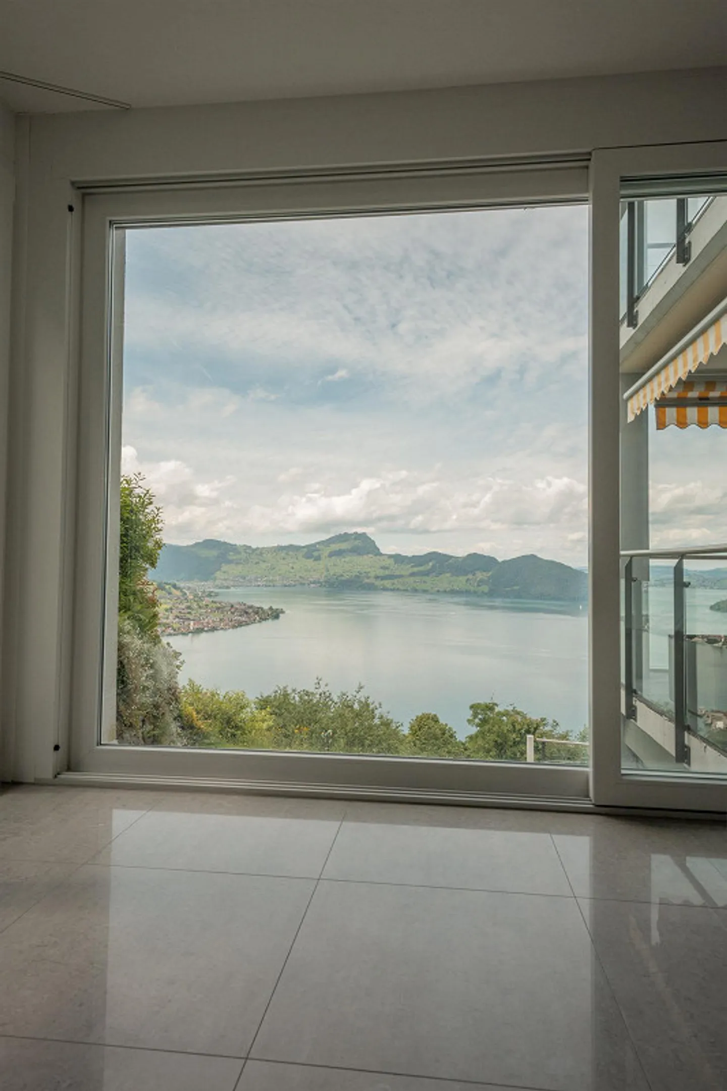 traumhafte 4.5-Zimmerwohnung mit Sicht auf See und Bergpanorama - Foto 4 von 21
