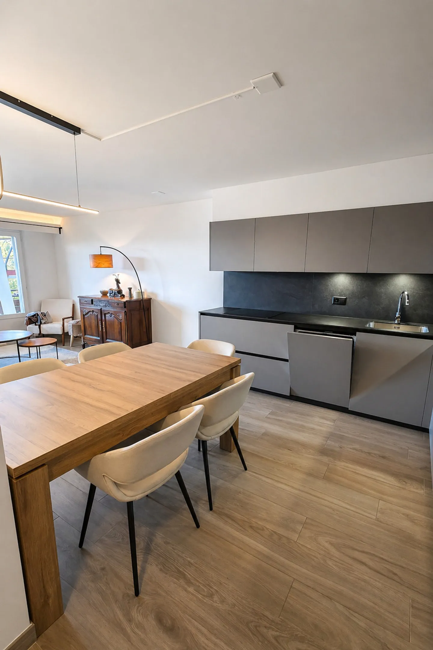 Renovated 2.5 rooms with terrace, swimming pool - Year-round rental - Photo 2 of 11