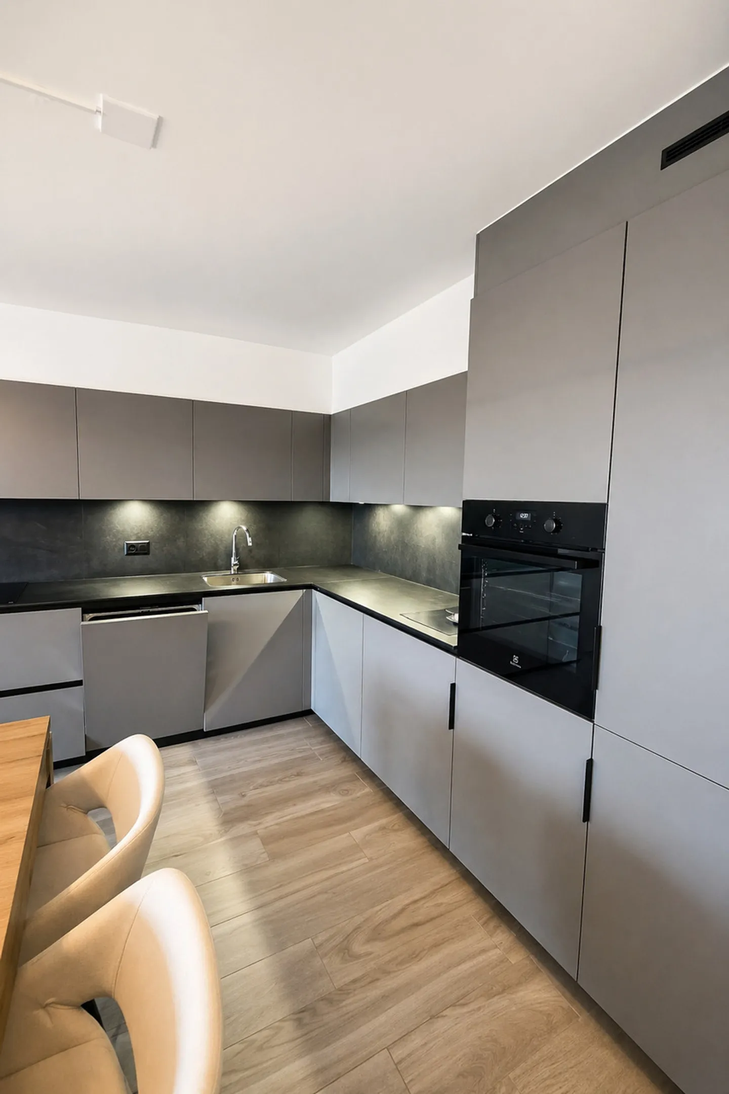 Renovated 2.5 rooms with terrace, swimming pool - Year-round rental - Photo 3 of 11