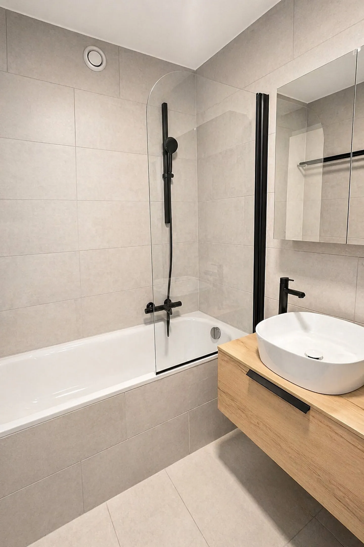 Renovated 2.5 rooms with terrace, swimming pool - Year-round rental - Photo 7 of 11