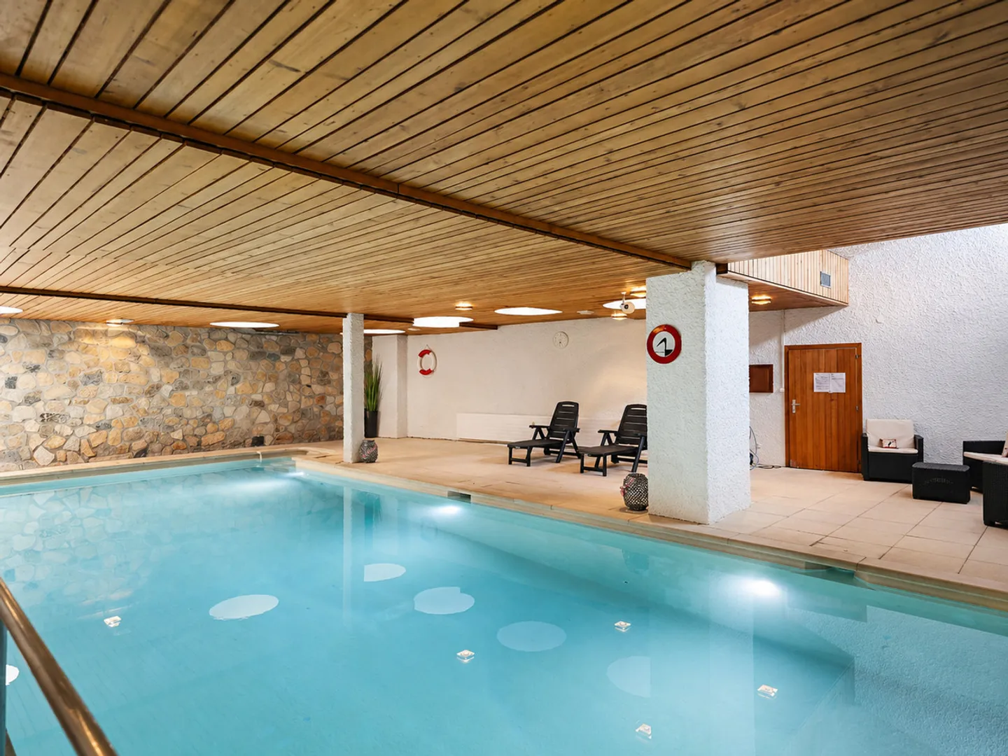 Renovated 2.5 rooms with terrace, swimming pool - Year-round rental - Photo 10 of 11