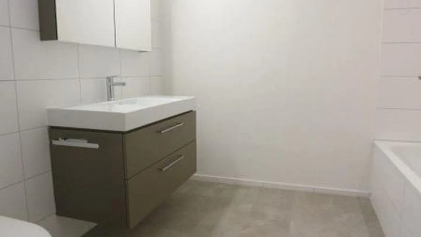 Sunny 3.5-room apartment in Oberwil - Photo 3 of 5