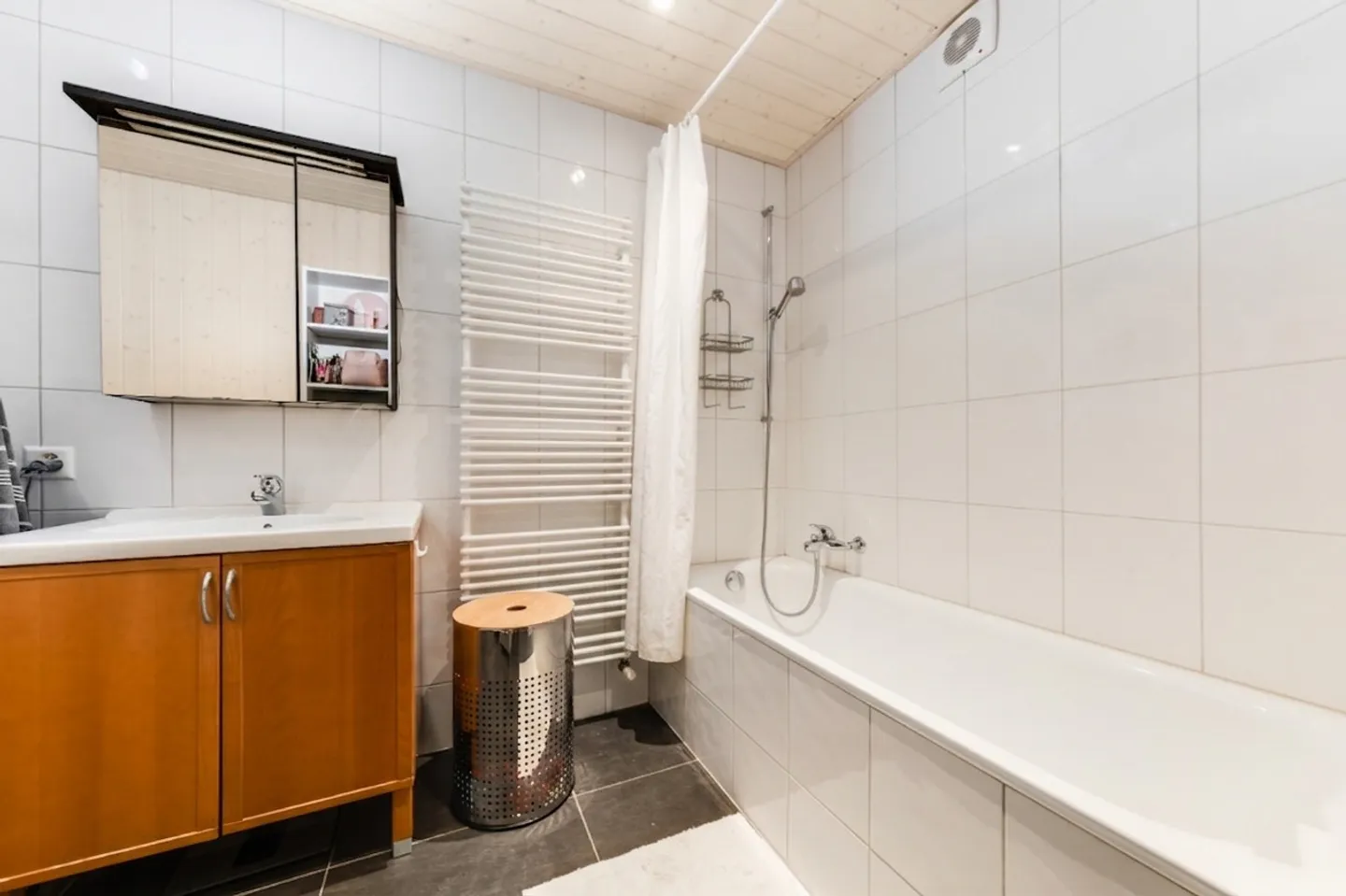 RENOVATED APARTMENT WITH GARDEN - QUIET - 3-4 PARKINGS - EXCLUSIVITY - Photo 9 of 13