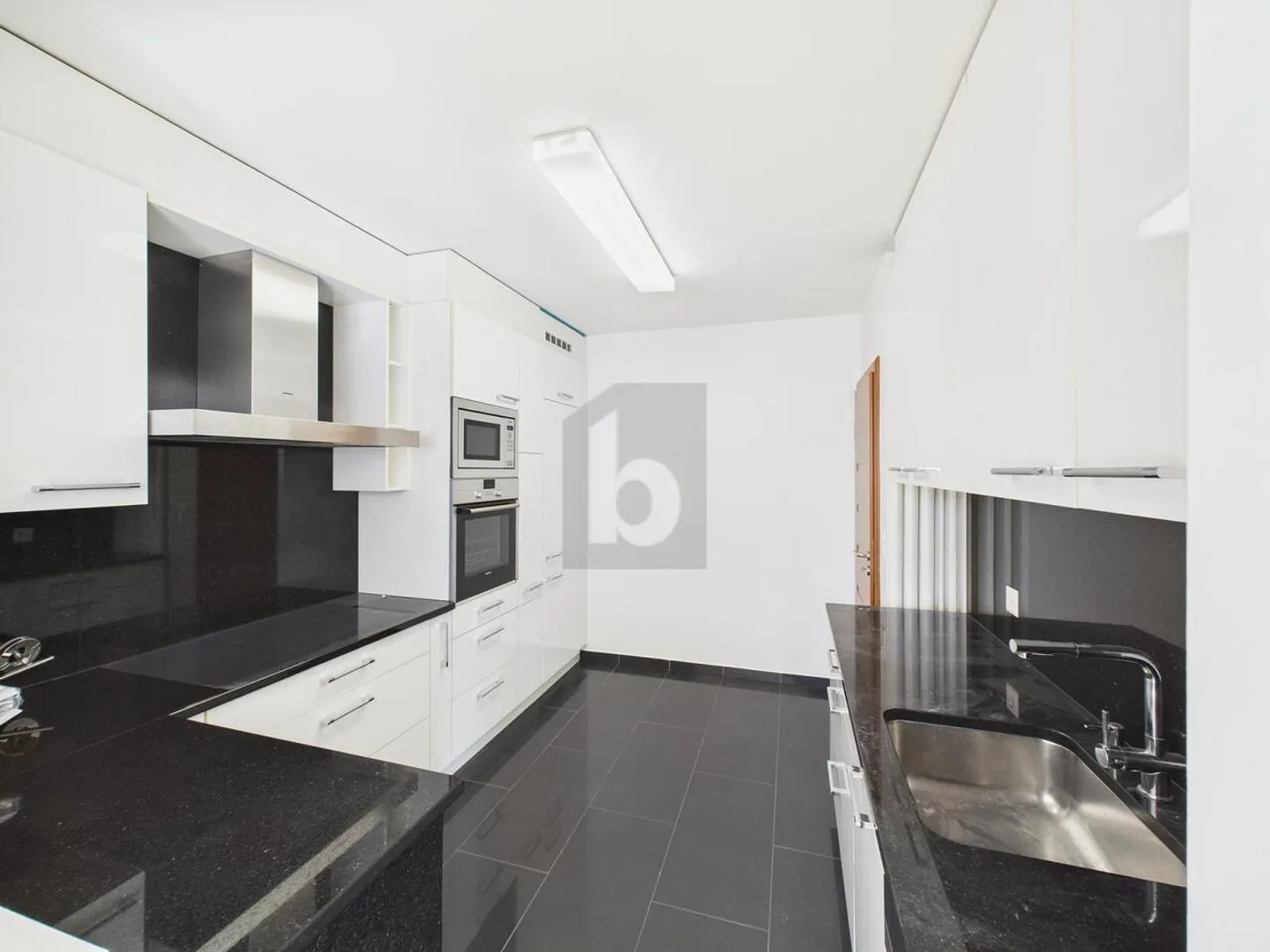 BRIGHT AND SPACIOUS WITH PLENTY OF ROOM TO LIVE - Photo 3 of 6