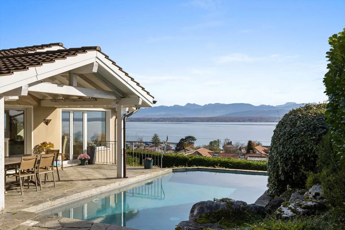 Individual villa with panoramic view of the lake and the Alps - Photo 1 of 13