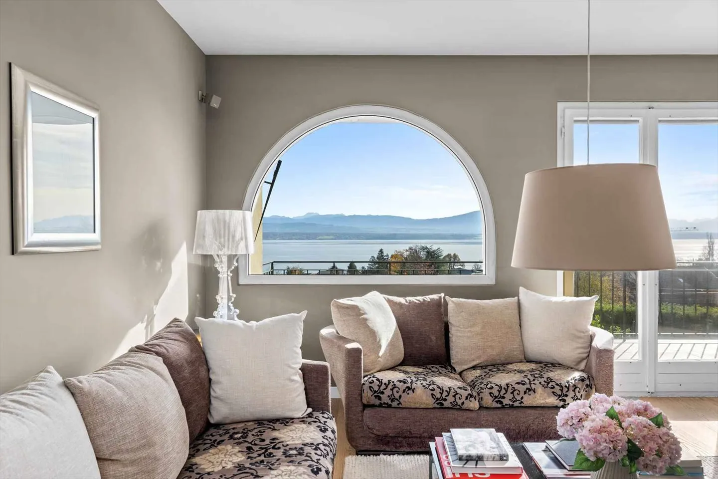 Individual villa with panoramic view of the lake and the Alps - Photo 7 of 13