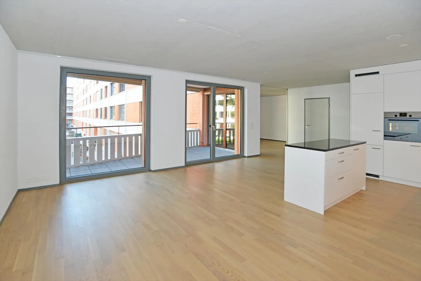 Appartement familial ensoleillé avec vue - Photo 2 sur 8