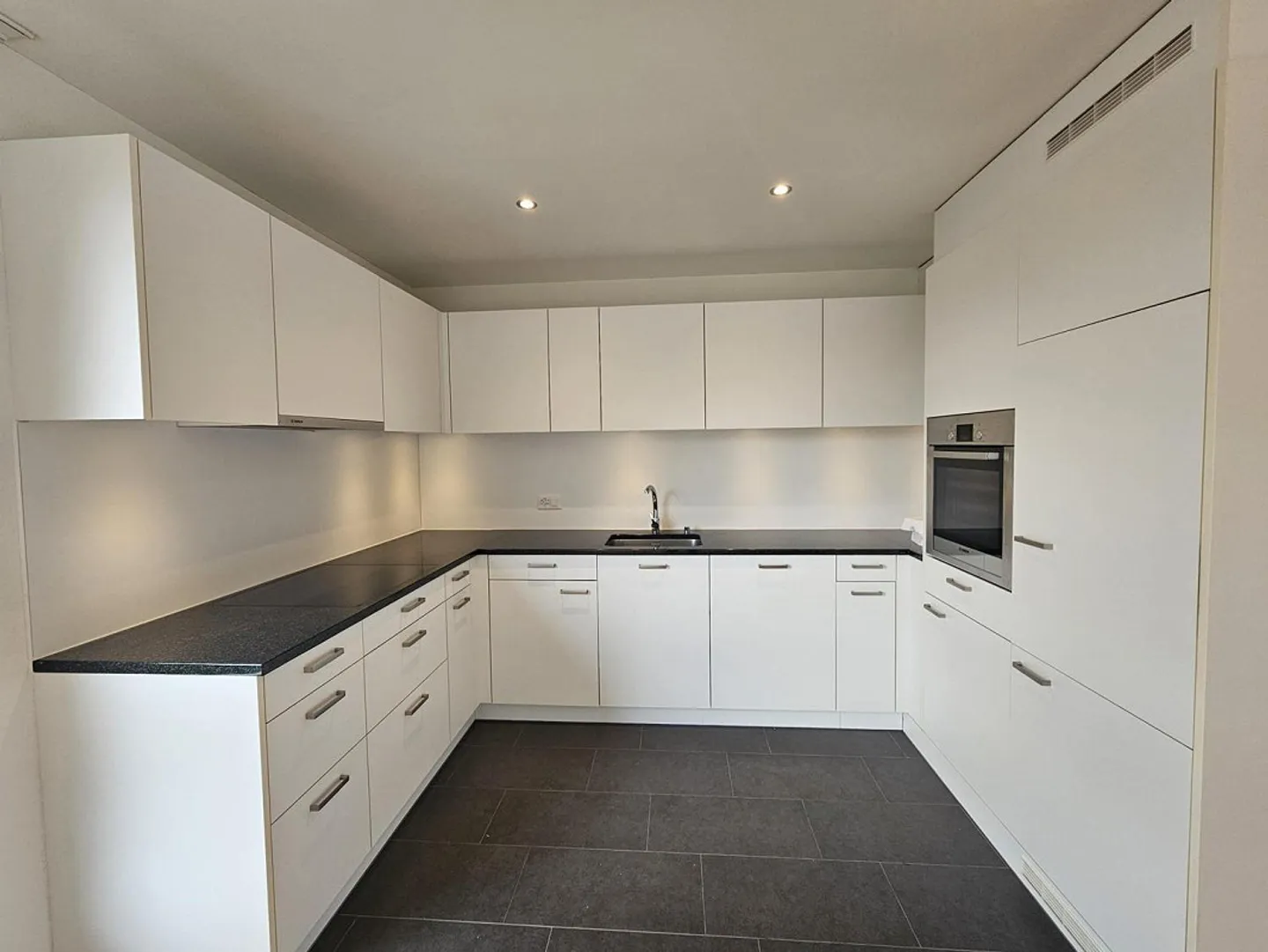 Appartamento moderno con balcone nel villaggio vicino a Solothurn - Foto 2 di 11