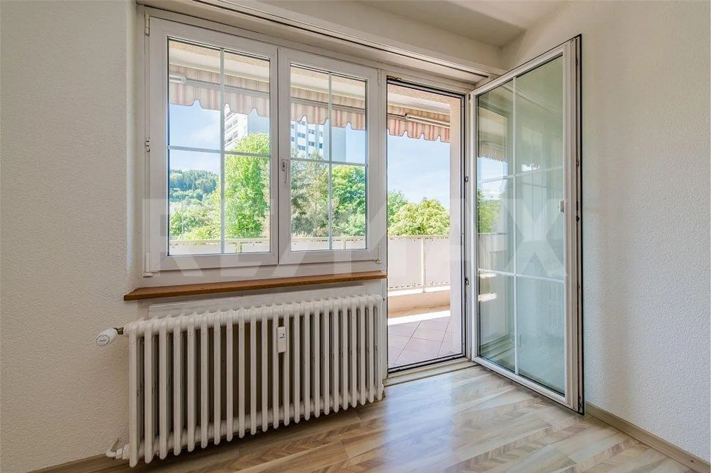 IN A QUIET LOCATION: 3-ROOM APARTMENT WITH SUNNY BALCONY - Photo 3 of 12