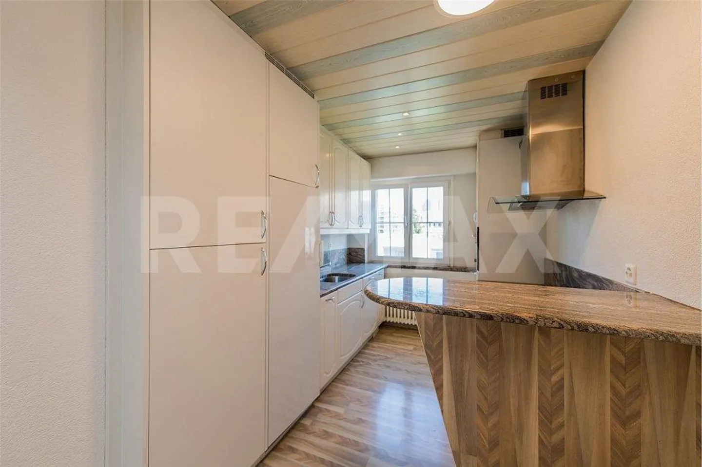 IN A QUIET LOCATION: 3-ROOM APARTMENT WITH SUNNY BALCONY - Photo 6 of 12