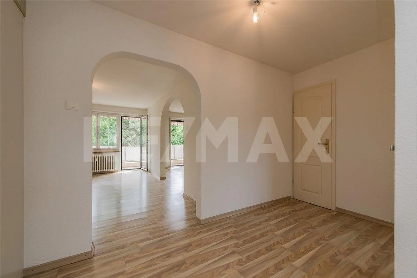 IN A QUIET LOCATION: 3-ROOM APARTMENT WITH SUNNY BALCONY - Photo 9 of 12
